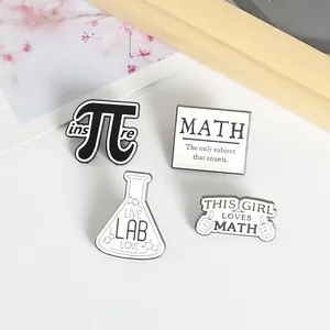 Detailopname van vier emaille pins met wiskunde- en wetenschapsthema op witte achtergrond