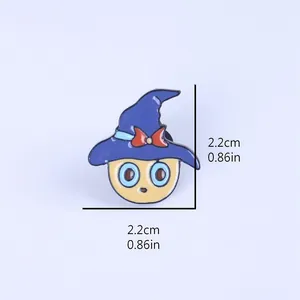 Broche en émail dessin animé avec fille magique mignonne, chapeau bleu et nœud rouge
