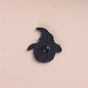 Vue arrière du pin's chapeau de magicienne en métal noir texturé avec aiguille de fixation