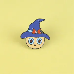 Détail du pin's émaillé fille magique avec chapeau de sorcière violet et grands yeux bleus