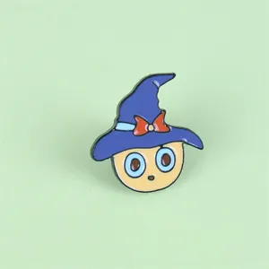 Broche en émail dessin animé fille magique avec chapeau bleu et nœud rouge pour vêtement