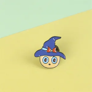 Épingle en émail mignonne représentant une fille magique avec un chapeau de sorcier