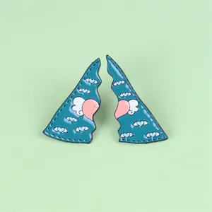 Detail van emaille pinnen met blauwe pieken en roze harten met stikseldetails