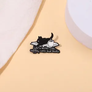 Süße schwarze Katze Emaille-Pin auf Buch mit Kaffee und inspirierendem Spruch