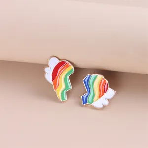 Macro detail van regenboog emaille oorbellen met gouden randen en gekleurde vlakken