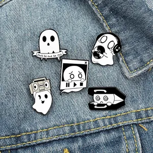 Ghost Emaille-Pin-Set mit Retro-Radio und Kopfhörer-Designs auf Denim-Hintergrund