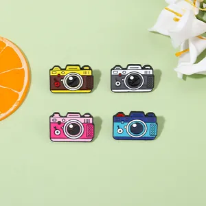 Set di quattro spille smaltate a forma di macchina fotografica retrò colorata