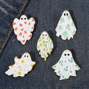 Vijfdelige set cartoon spook emaille spelden met kleurrijke patronen op blauwe denim