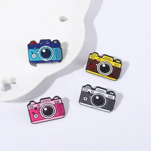 Spille Smaltate Macchina Fotografica Cartone Animato retrò Carine Macchina Fotografica in Lega Colorata Dinosauro Spille per Zaino Distintivi per Vestiti per Bambini Adulti Regalo Gioielli