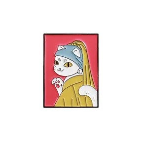 Détail du pin's chat en émail inspiré par la peinture La Jeune Fille à la perle
