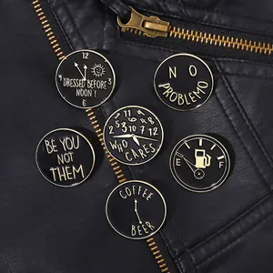Sechser-Set schwarze Emaille-Anstecknadeln mit Lifestyle-Sprüchen auf Lederjacke