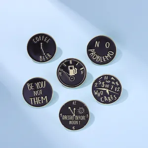Detailansicht von sechs Kaffee- und Bier-Emaille-Pins mit Goldrand auf blauem Grund