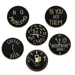 Detailansicht von sechs runden schwarzen Emaille-Pins mit Goldrand und Kaffee-Sprüchen