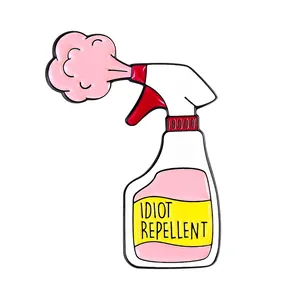 Detail der Emaille-Anstecknadel als rosa Sprühflasche mit Idiot Repellent Aufschrift