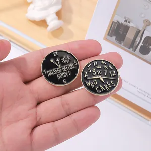 Detailansicht runder Emaille-Anstecknadeln in Schwarz-Gold mit Kaffee-Lifestyle-Sprüchen