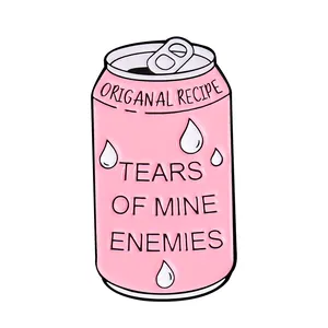 Rosa Soda-Dose Emaille-Anstecknadel mit Tears Of Mine Enemies Spruch und Wassertropfen