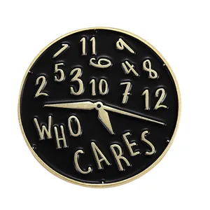 Detail der runden Emaille-Brosche mit chaotischem Uhrendesign und WHO CARES Schriftzug