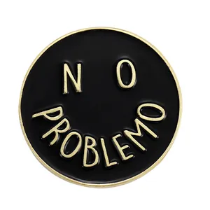 Detailansicht runder Emaille-Anstecker mit goldenem No Problemo Design auf Schwarz