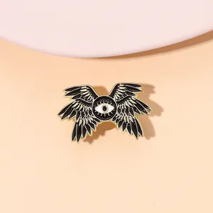 Emaille-Brosche im Gothic-Stil mit Adleraugen-Design und vergoldetem Flügel-Finish