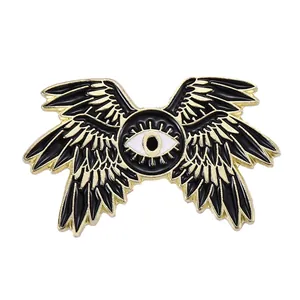 Detailaufnahme der dunklen Seraphim Emaille-Anstecknadel mit schwarz-goldenen Flügeln