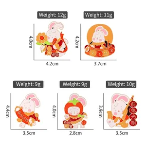 Cinq broches lapin en émail avec symboles de chance et détails de dimensions