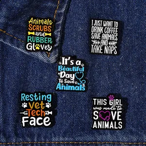Détails de broches en émail vétérinaire avec texte coloré et pattes sur fond en denim