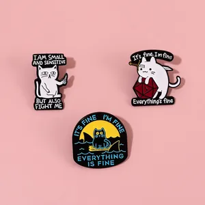 Detailopname van drie emaille kattenpins met unieke illustraties op een roze achtergrond