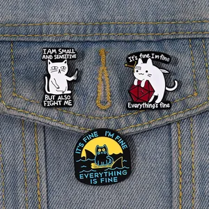 Drie emaille kattenspelden op spijkerjasje met grappige memes en kleurrijke designs