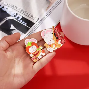 Broches en émail lapin festif avec vœux de bonheur chinois sur fond rouge vif