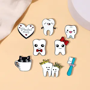 Cartoon Schattig Tanden Emaille Pin Broche Set Mondverzorging Tandenborstel Hart Pocket Hug Kat Broches Voor Tandarts Student Sieraden Cadeau