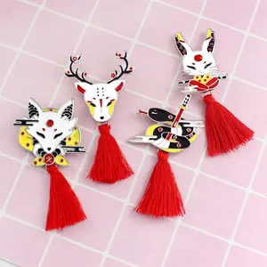Japanse stijl emaille spelden set met vos en konijn motieven en rode kwastjes als hangers