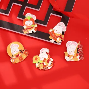 Détail de broches en émail de lapin avec des symboles de chance traditionnels chinois