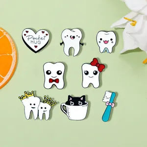 Set van emaille pins met glimlachende tanden, tandenborstels en een hartvormige pin