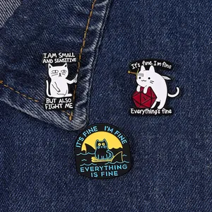 Detailopname van grappige kattenemaille pins op een blauwe spijkerbroek achtergrond
