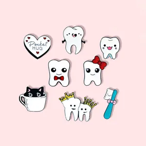 Set van 8 schattige emaille pins met tanden, tandenborstel en Pocket HUG hartje