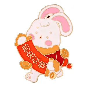 Détail de la broche lapin en émail avec lingot d'or et calligraphie chinoise