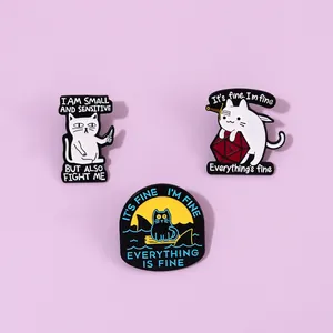 Detailopname van drie schattige katten-emaille pins met humoristische teksten op paars