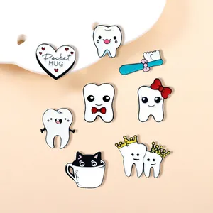 Detailset van cartoon tanden emaille pins met tandenborstels en een schattig hartje