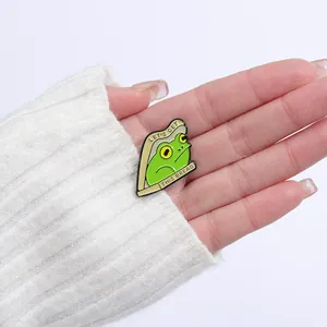 Broche en émail rigolote grenouille sandwich avec texte Let's Get This Bread