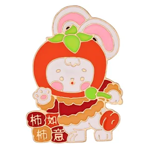 Détail du pin's lapin en émail avec chapeau de persimmon et texte de vœux chinois