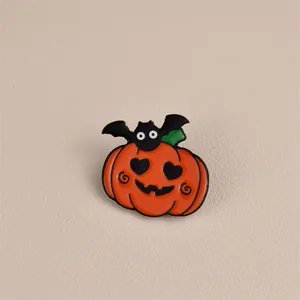 Λεπτομέρεια καρφίτσας σμάλτου κολοκύθας Halloween με μάτια καρδιάς και μια νυχτερίδα