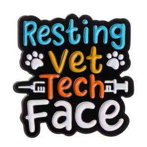 Détail du pin's émaillé Resting Vet Tech Face avec lettres colorées et icônes médicales
