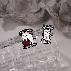 Detail van humoristische witte kat emaille spelden met D20 dobbelsteen op glasrand