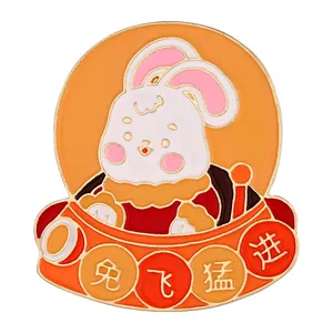 Vue détaillée de la broche lapin en émail avec motifs traditionnels et idéogrammes