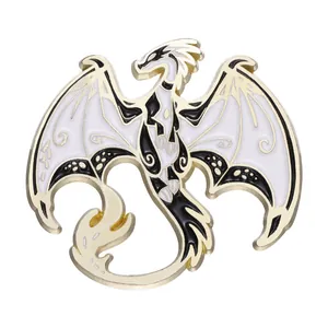 Detail einer schwarz-weißen Drachen-Emaille-Anstecknadel mit goldenen Metallkonturen