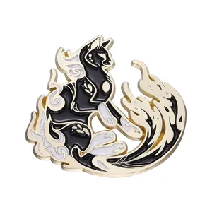 Detailaufnahme der schwarz-weißen Emaille-Brosche mit eleganten goldenen Metalllinien