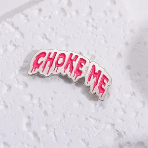 Spilla smaltata rosa 'CHOKE ME' stile punk con finitura in metallo argento