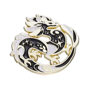 Detail der Drachen-Emaille-Anstecknadel mit schwarz-weißem Lack und Goldumrissen