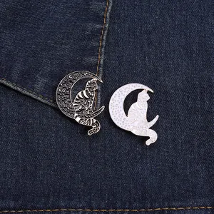 Niedliche Emaille-Pins mit Katzen auf dem Mond, Set in Schwarz und Weiß