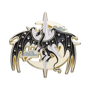 Detail der Drachen-Emaille-Anstecknadel mit Mondsichel und Sternen auf Metalllegierung